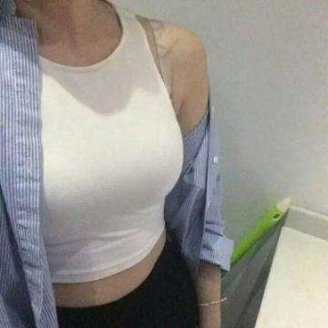 爱屋及乌？关晓彤穿短裙踢足球 向男友鹿晗靠齐